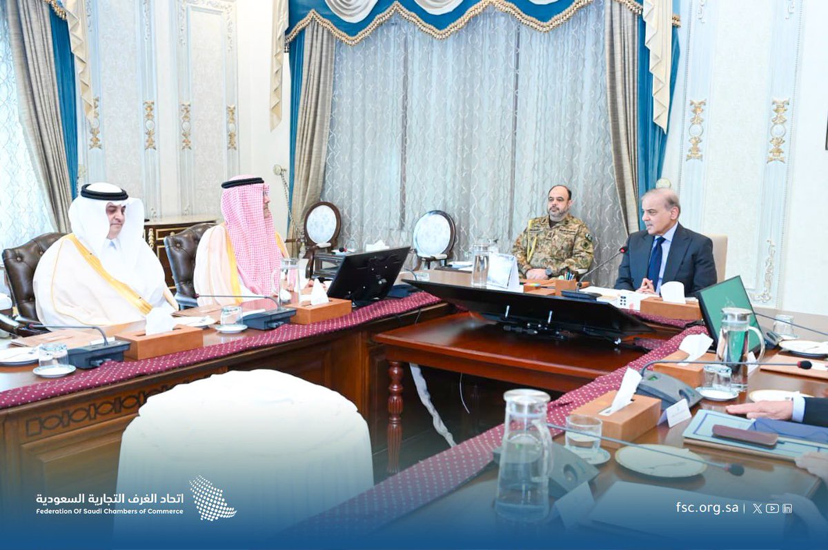 FSC_KSA's tweet photo. استقبل دولة رئيس وزراء باكستان محمد شهباز شريف وفد مجلس الأعمال السعودي–الباكستاني برئاسة سمو الأمير منصور بن محمد آل سعود، حيث جرى بحث فرص تعزيز الشراكة الاقتصادية والاستثمارية في عدد من القطاعات الحيوية، بما يدعم نمو التبادل التجاري وتوسيع الشراكات بين قطاعي الأعمال.

#اتحاد_الغرف_السعودية