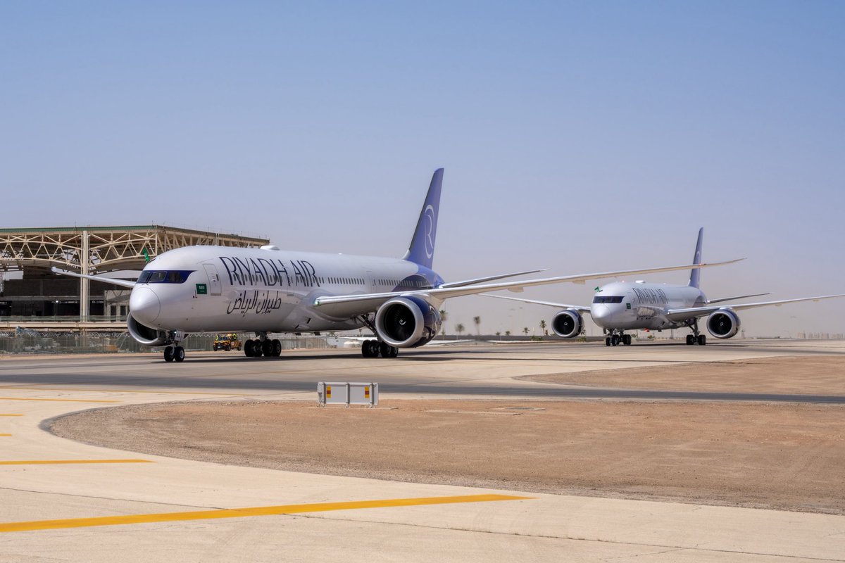 AviationWG's tweet photo. بقيادة أبناء الوطن 🇸🇦

العلم السعودي يزين طائرات طيران الرياض الجديدة من طراز B787-9 بعد هبوطها في الرياض.

الطائرة بالتسجيل HZ-RXAA  قادها الكابتن زياد البيز، أما الطائرة HZ-RXAB قادها الكابتن احمد الحميد.

كل التوفيق لناقلنا الوطني. https://t.co/eTyMyoD9E0