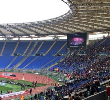 salida_pod's tweet photo. Tra l'agosto del 2015 e l'aprile del 2017, le curve dello Stadio Olimpico furono divise da barriere, una misura che portò a una lunga e dura contestazione.

La Curva Sud rispose con un forte sciopero del tifo, disertando gli spalti e partecipando a diverse manifestazioni.

La protesta culminò il 31 marzo 2017, quando fu diramato un comunicato ufficiale in cui i gruppi organizzati annunciarono la rimozione definitiva delle barriere dopo ben 19 mesi di battaglia.

Questa è una foto del 4 dicembre 2016.