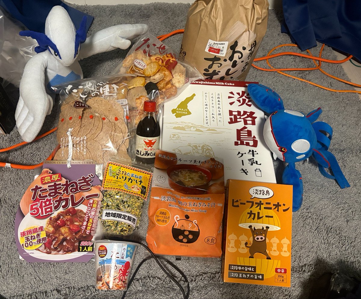 NISUIDAI's tweet photo. ということで今回の戦利品でございます〜！

淡路島産の醤油
淡路島産のお米
淡路島産のふりかけ
淡路島産のカレー
淡路島産の味噌汁
淡路島産のたこせんべい
を　てにいれた！

お米は5kg3500円で近所のスーパーより安かったので買いましたw
淡路島は確実にまたどこかのタイミングで行くと思います！ https://t.co/NPsIIAHIiv