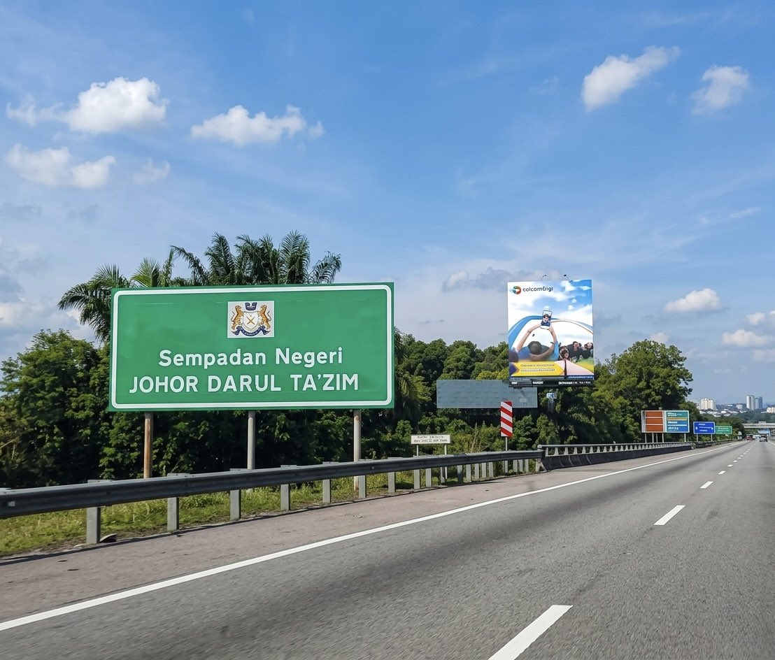 ameydeen_'s tweet photo. Realiti Pahit Lebuhraya PLUS ke Johor Bahru

Bila kau drive menghala ke selatan kat PLUS highway, lepas tu nampak je papan tanda Sempadan Negeri Johor Darul Takzim, tolonglah jangan seronok sangat dulu. 

Jangan nak happy awal sangat. https://t.co/bboEovjq22