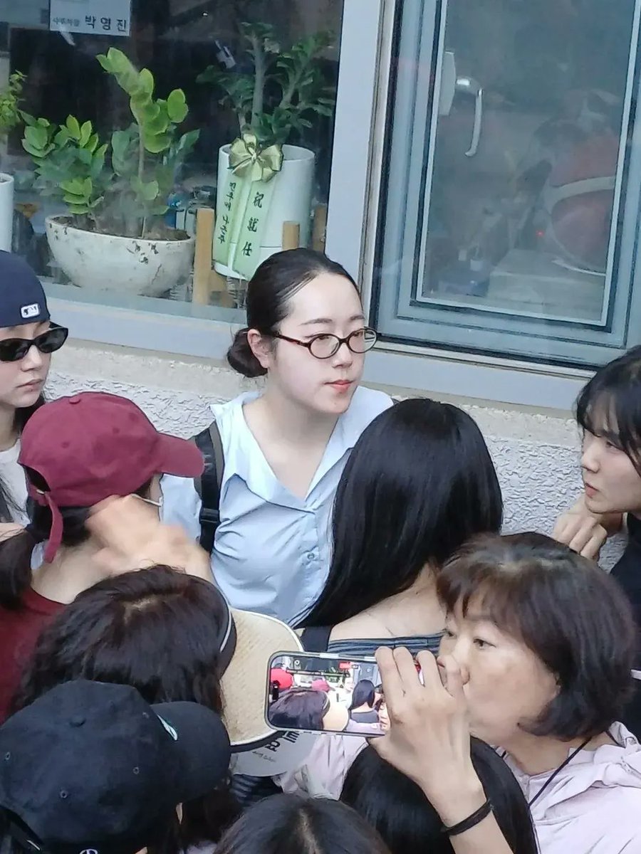 satireorcry1's tweet photo. 韩国假警察多么猖狂！

昨天是可爱的女记者，今天变成女警察了 https://t.co/Nysxs0qNKw