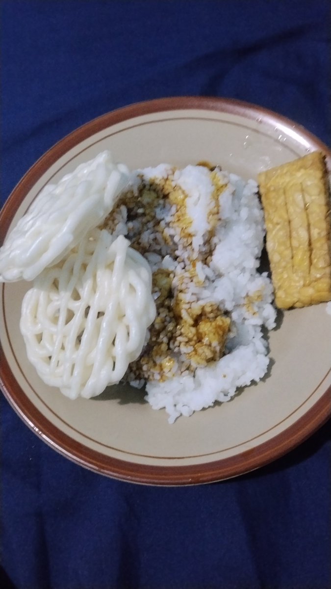 edy_aa's tweet photo. Tempe kerupuk+kecap.. #food #dinner https://t.co/zwl5ZrxRfe