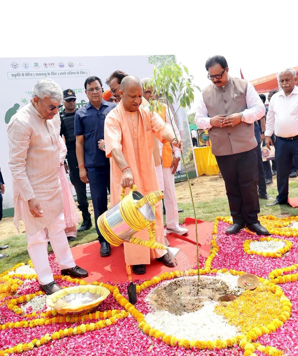 UpforestUp's tweet photo. माननीय प्रधानमंत्री जी द्वारा की गयी अपील के क्रम में आज ‘विश्व पर्यावरण दिवस’  (05 जून, 2026) के अवसर पर मां की स्मृति तथा मां के सम्मान में प्रदेश के समस्त 825 विकास खण्डों, 762 नगर निकायों तथा तथा समस्त ग्राम पंचायतों में 05 करोड़ पौधों का रोपण किया गया।
(1/4) https://t.co/gygCHwkB3o