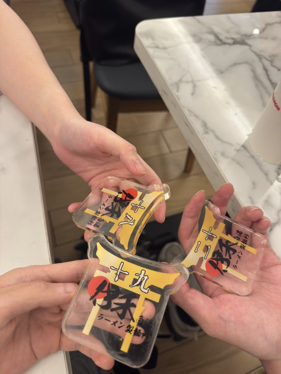 lonergordon's tweet photo. 《食記》
「伊禾白湯」
點了「碎陽 清和野果牛白湯」，吃得出來老闆的用心和表達。
撲鼻而來的是薄荷油與柑橘的融合；牛肉很嫩搭配不嗆的山葵粉是清爽的風味；蓮子和茴香增添豐富的層次。
細緻堆疊起來的豐富，吃完卻不覺膩感。味道如品名一般，給人一種初夏的明���！吃完還有甜品腰果奶酪，大加分❤️ https://t.co/8ho63E9uAt