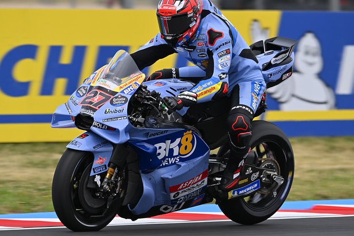 fbiset's tweet photo. Ojo con Lecuona que con tan SOLO DOS ENTRENOS subiendose a una moto NUEVA con lo que conlleva eso (aprender a frenar con carbono, holeshot, mapas...) se ha quedado a poco más dos décimas de entrar en la Q2 y ha dejado por el suelo a MUCHOS pilotos de su marca y de otras con el triple de Km... Otro que ha hecho una GRAN actuación ha sido Toprak. Las GANAS, la ACTITUD y la MOTIVACIÓN lo es TODO.