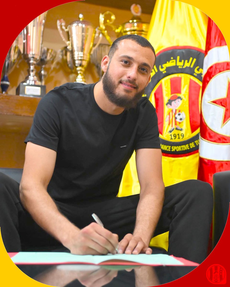 ESTuniscom's tweet photo. 🚨✍️ Le gardien de la JSO #MontassarEssid 🧤 signe un contrat jusqu'en 2029 avec l'Espérance. Welcome back 🤝❤️💛💪 https://t.co/sDzCOYWUhN
