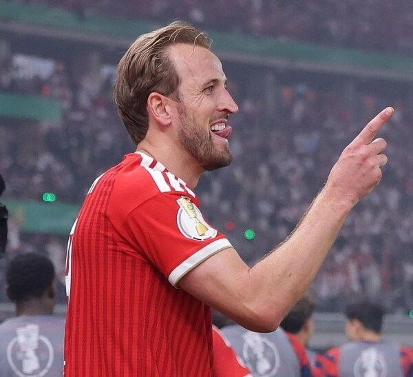 BlogSisal's tweet photo. I #Mondiali mettono in palio anche premi individuali, su tutti la #ScarpadOro 👟

Chi si aggiudicherà il trofeo che fu di #Mbappè e #Kane? Una schiera di bomber tra i principali candidati 
⬇️
https://t.co/1rpDhxXY68 https://t.co/cc9Bo89opT
