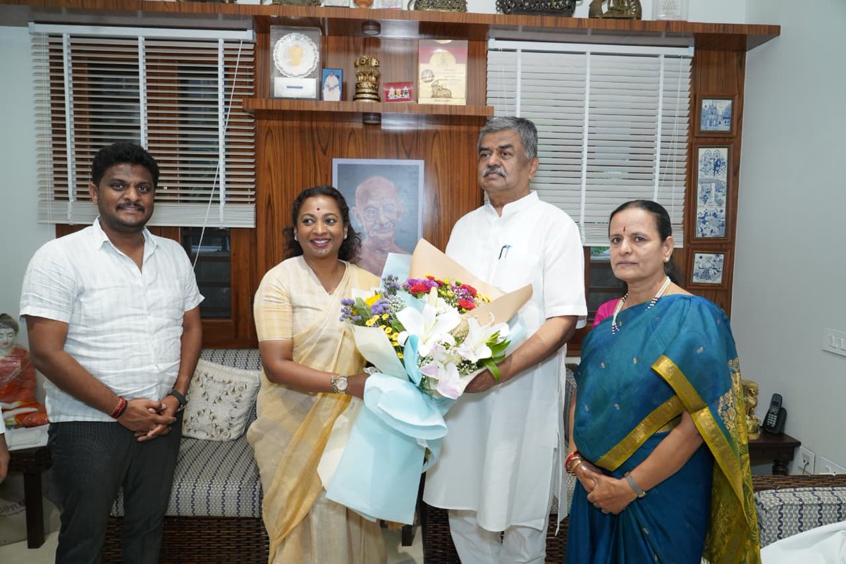 NayanaJhawar's tweet photo. ಕೆಪಿಸಿಸಿಯ ನೂತನ ಅಧ್ಯಕ್ಷರಾಗಿ ಅಧಿಕಾರ ವಹಿಸಿಕೊಂಡ ಶ್ರೀಯುತ ಬಿ.ಕೆ. ಹರಿಪ್ರಸಾದ್ ಅವರನ್ನು‌ ಇಂದು ಅವರ ಸ್ವಗೃಹದಲ್ಲಿ ಭೇಟಿ ಮಾಡಿ ಶುಭಾಶಯ ತಿಳಿಸಿದೆ..
@INCKarnataka
.
.
#inckarnataka #nayanamotamma #bkhariprasad #kpcc #mlamudigere #bkhariprasad https://t.co/2AAvSml08P