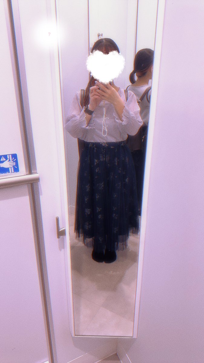 YunaLife__'s tweet photo. 今日のオフィスコーデ！

フィルターかけてるから伝わらないと思うけど、
ラベンダーのトップスとネイビーの花柄模様のスカートで大好きな寒色系コーデ🩵❕ https://t.co/ryg9S1Ao1X