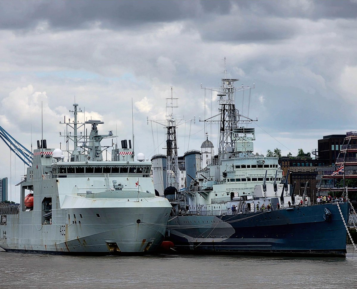 NavyLookout's tweet photo. 🇨🇦 Canadian Arctic and Offshore Patrol Ship, HMCS William Hall, alongside HMS Belfast(1939) in  London today.

Via @MarkLeishman23 https://t.co/3p7U2X7BTd