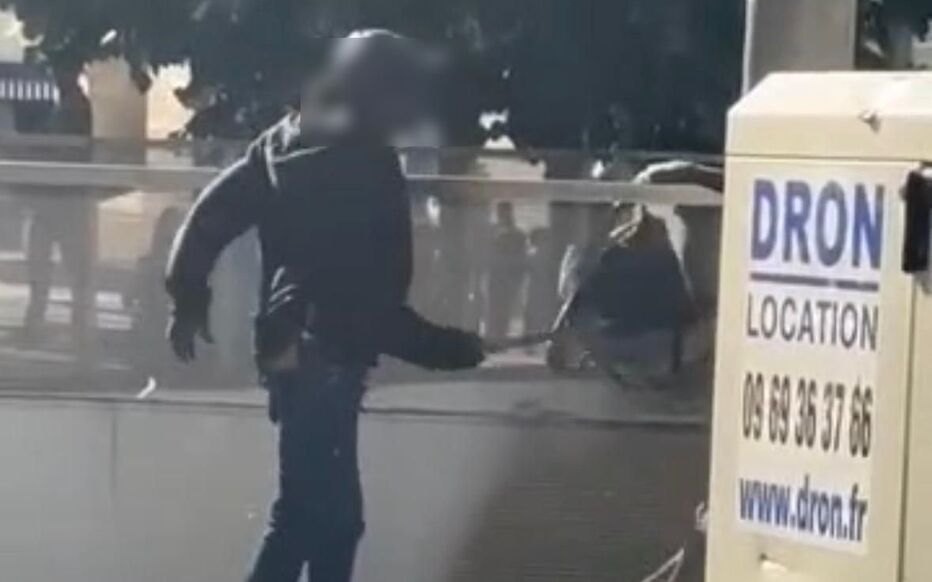 F_Desouche's tweet photo. Paris (1er) : une partie de bingo dégénère aux Halles, un joueur éviscéré à la machette devant l’église Saint-Eustache. L’auteur des faits avait déjà été condamné par la cour d’assises pour des violences ayant entraîné la mort. https://t.co/jko25zFBxq https://t.co/l6LEZ0b6uZ