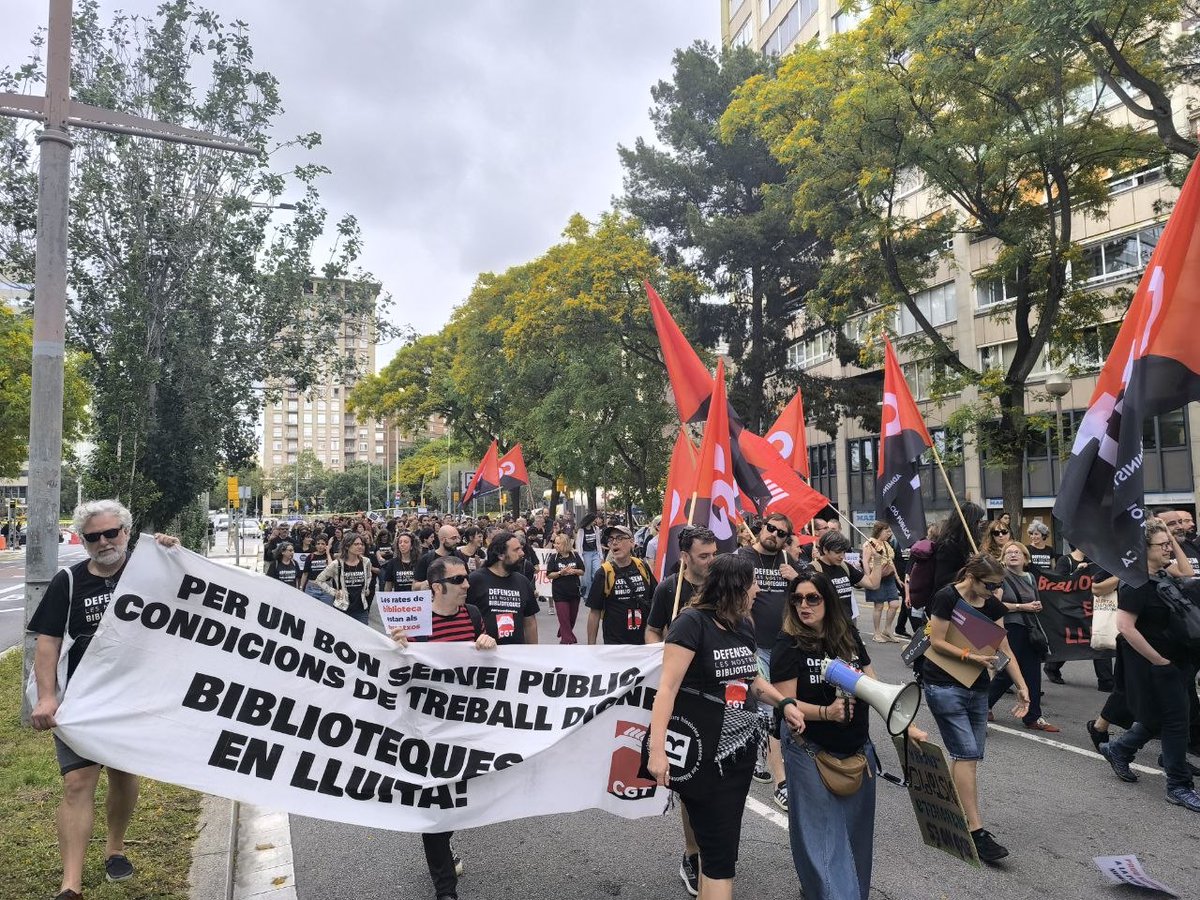 defensembiblios's tweet photo. ⚫ MAREA NEGRA BIBLIOTECÀRIA ⚫

Avui hem viscut l'inici d'una lluita que no s'aturarà fins que es dignifiqui i es reconegui la nostra professió.

Gràcies a totes per ser-hi, especialment les qui heu vingut de lluny.

✊🏻 Visca el personal de les biblios en lluita! https://t.co/piWBHBUJTe