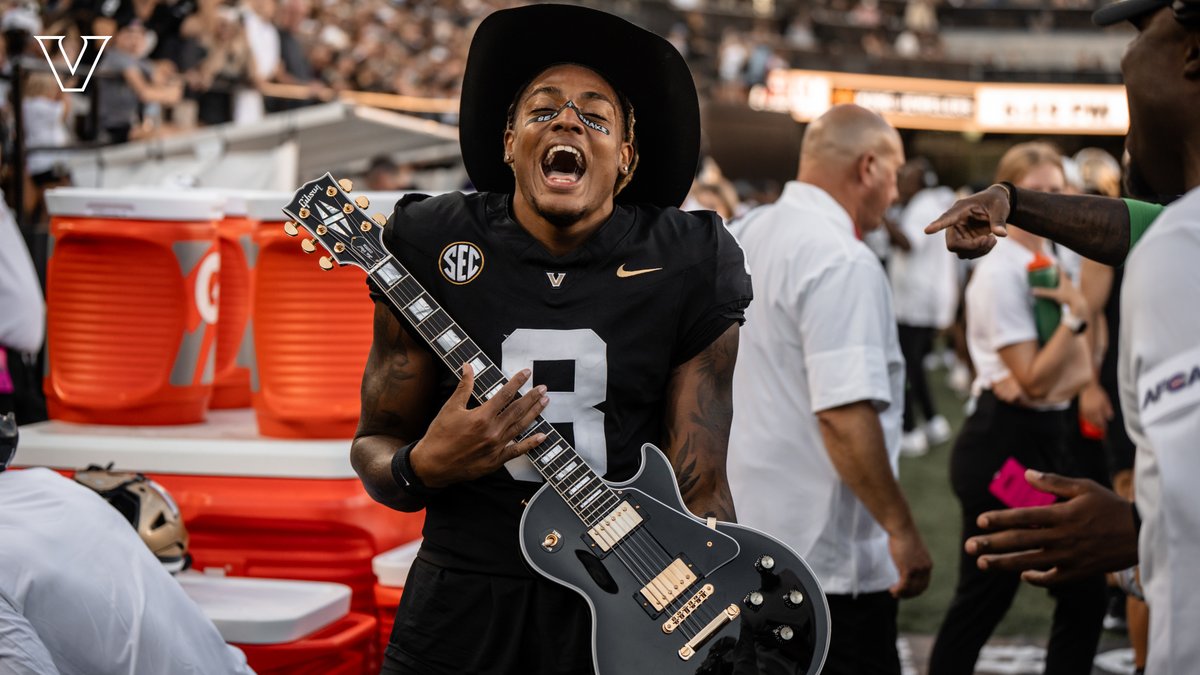 VandyFootball's tweet photo. Anchor Drop ⚓️
Turnover Guitar 🎸

It’s in the game 🎮
#CFB27 | @EASPORTSCollege https://t.co/RkP3XBBIgV