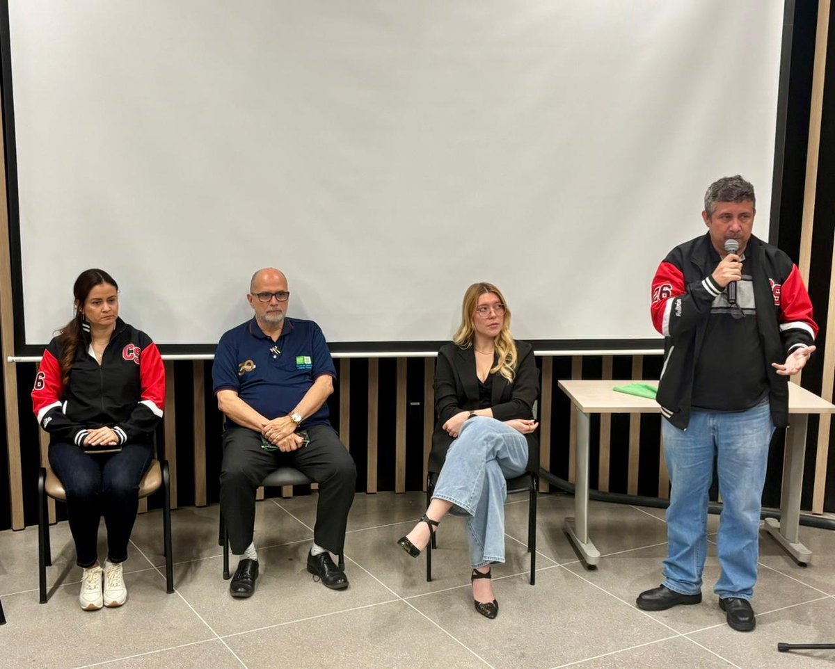 UIS's tweet photo. Una alianza entre la Escuela de Derecho y Ciencia Política de la UIS y el Colegio Santander permite el desarrollo de la charla: “Ética ciudadana: eje de integración entre la educación media y la educación superior🗣️🧑🏽‍💻”. 

Esta iniciativa busca fortalecer las competencias ciudadanas mediante un proyecto que promueve la reflexión crítica y facilita la transición de los estudiantes de educación media hacia la vida universitaria📚🏫.