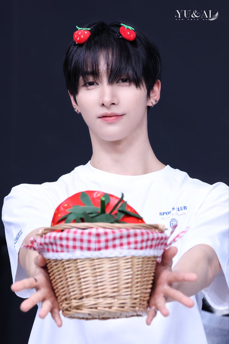 260605 Fansign HQ1 😋🍓 #NEXZ #YU #ユウ #유우 #ネクスジ #넥스지