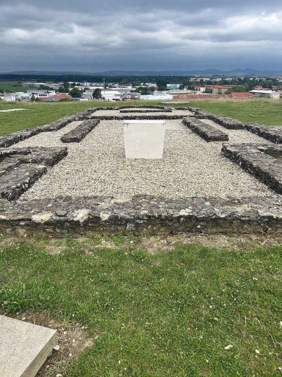 Vaculik_CT's tweet photo. 22 aut nově zaparkuje od tohoto týdne u výšiny svatého Metoděje v Uherském Hradišti. Jedná se o archeologickou lokalitu a jedinou kulturní památku na území města. Na vrchu se mimo jiné nachází pozůstatky kostela z dob Velké Moravy. https://t.co/xtEkHQR79u