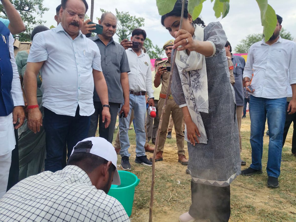 CdoSitapur's tweet photo. विश्व पर्यावरण दिवस-2026 पर सीतापुर में “एक पेड़ माँ के नाम” अभियान के तहत जनप्रतिनिधियों द्वारा वृक्षारोपण किया गया। पर्यावरण संरक्षण, हरित भविष्य एवं पौधों के संरक्षण का संदेश देते हुए अधिकाधिक वृक्ष लगाने का आह्वान किया गया। #WorldEnvironmentDay #EkPedMaaKeNaam https://t.co/tXQEJgIXx5