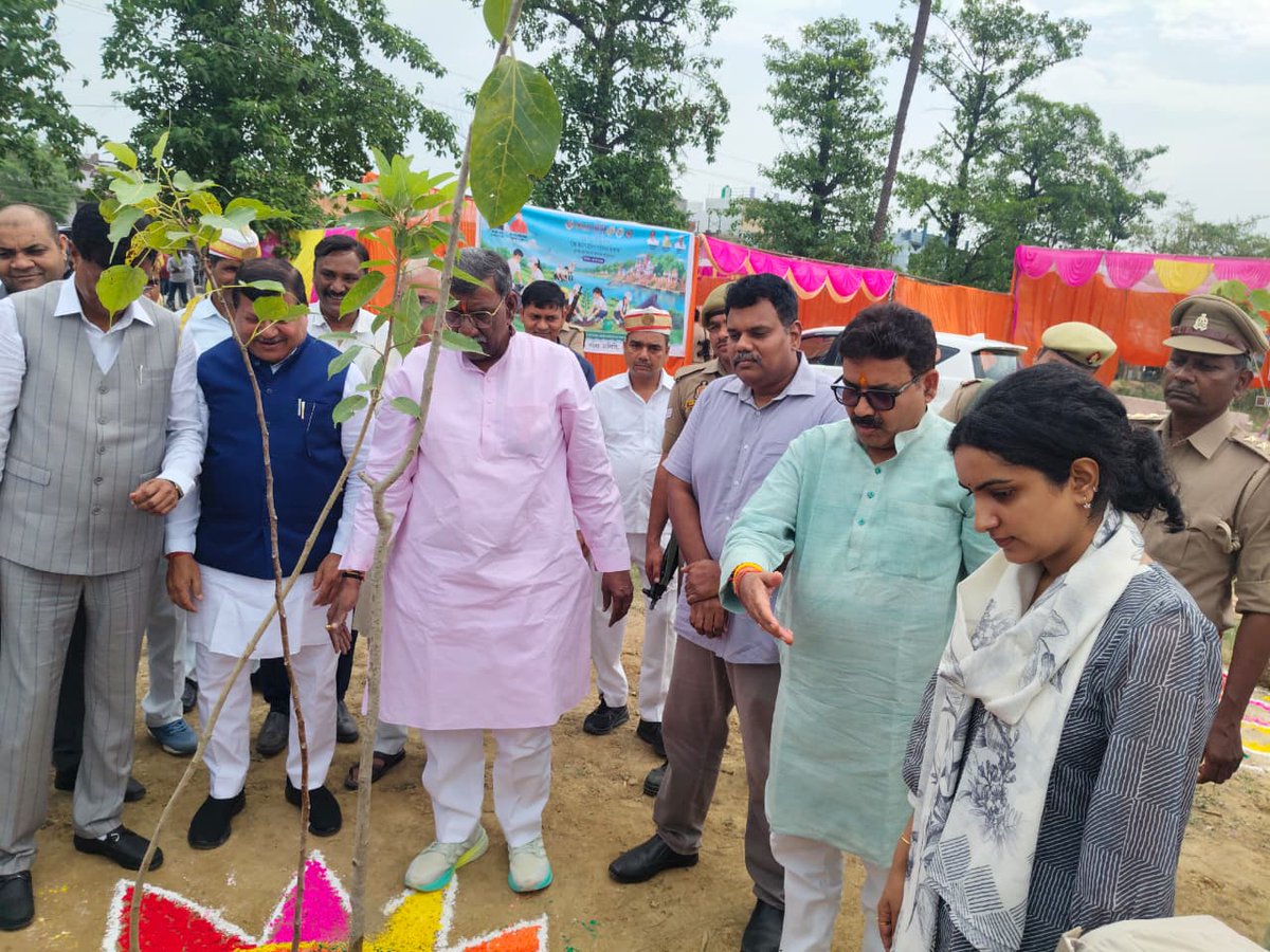 CdoSitapur's tweet photo. विश्व पर्यावरण दिवस-2026 पर सीतापुर में “एक पेड़ माँ के नाम” अभियान के तहत जनप्रतिनिधियों द्वारा वृक्षारोपण किया गया। पर्यावरण संरक्षण, हरित भविष्य एवं पौधों के संरक्षण का संदेश देते हुए अधिकाधिक वृक्ष लगाने का आह्वान किया गया। #WorldEnvironmentDay #EkPedMaaKeNaam https://t.co/tXQEJgIXx5