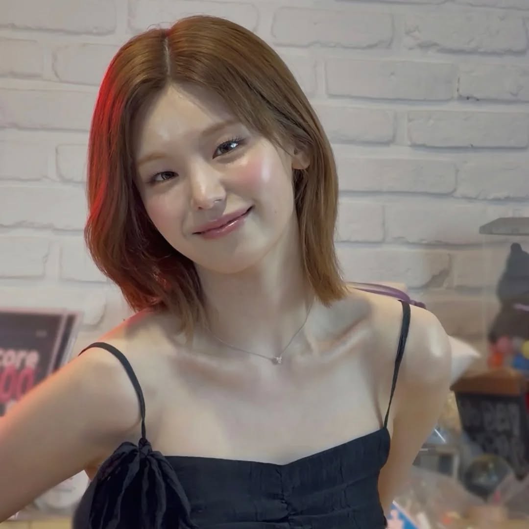 OOkgood40552's tweet photo. #yeji smiling. But his eyes are so sad, I swear. I can't stand it 🥺🫂

Regardless, she's so beautiful I can't believe my eyes are on her 🥰 https://t.co/ce1wzZfc6K