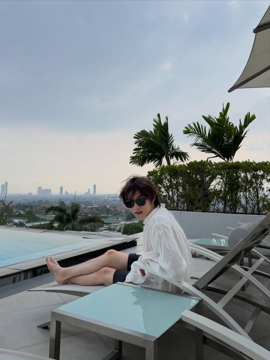 megeey's tweet photo. ชุดนี้สินะที่สร้างเรื่องสร้างราวจนเกือบทำให้ประชากรมัมหมีเหลือน้อย หนุ่มตี๋ เชิ้ตขาว หน้าสด ใส่แว่น ทริปทะเลทำงานหนักมาก https://t.co/Md7Wf9FNPY