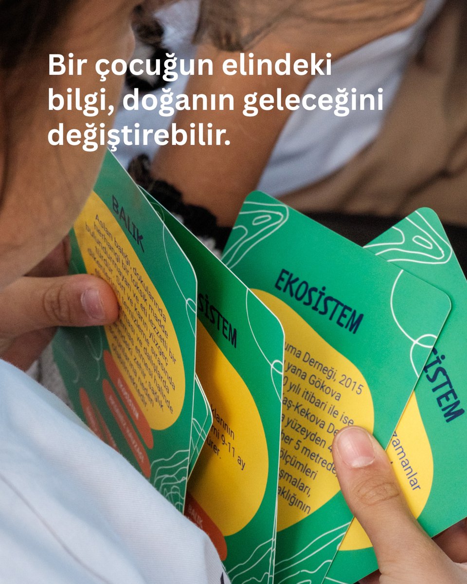 akdenizkoruma's tweet photo. Çevreyi anlamak ve korumak elimizde.

Dünya Çevre Günü'nde, çocukların yaşadıkları çevreyi tanımalarını ve doğayla bağ kurmalarını destekleyen eğitim çalışmalarımızı hatırlıyoruz.
Bir balığı tanımakla, bir deniz çayırının neden önemli olduğunu öğrenmekle, yaşadığı kıyının değerini keşfetmekle başlayan bu yolculuk; doğayı koruyan nesillerin yetişmesine katkı sağlıyor.

2026 yılında Muğla'nın çeşitli ilçelerinde ve Antalya'da gerçekleştirdiğimiz eğitimlerle 10 okulda yaklaşık 413 öğrenciye ulaştık. Deniz canlılarından ekosistemlere, Akdeniz'in zenginliğinden karşı karşıya olduğu tehditlere kadar birçok konuyu birlikte öğrendik, birlikte keşfettik.

Çünkü çevreyi korumanın yolu, onu anlamaktan geçiyor.

#DünyaÇevreGünü #WorldEnvironmentDay #AkdenizKoruma