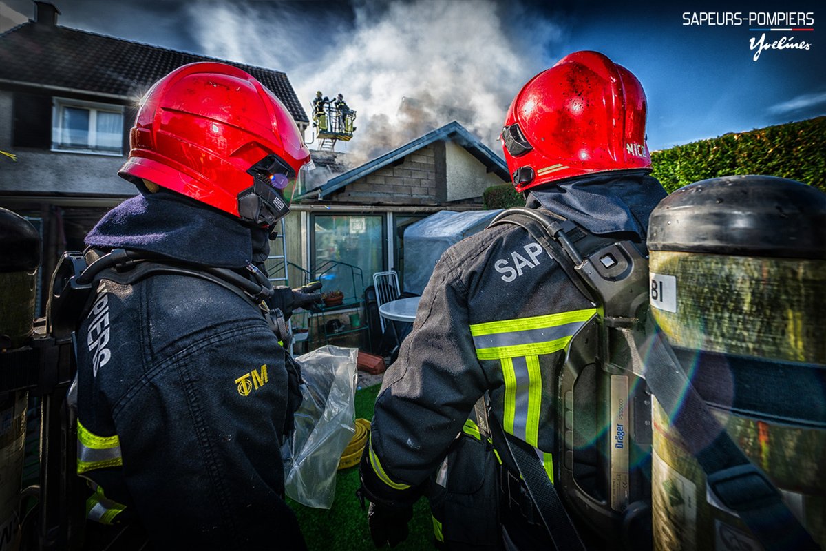 pompiers78's tweet photo. #Intervention | Retour sur les interventions marquantes récentes 🚨
 
 🔥 Feu de pavillon avec R+1 sur la commune de Bazainville. A leur arrivée sur place, les secours font face à un violent incendie avec les ¾ du bâtiment déjà embrasés.
 👤 Bilan : aucune victime, 200 m2 du bâtiment touchés
 🚒 32 sapeurs-pompiers, 9 véhicules de secours engagés sur cette intervention
 
 🔥 Feu de pavillon dans les combles d’un garage sur la commune de Montigny-le-Bretonneux. Le sinistre a été maîtrisé grâce à l’engagement de deux lances à eau, dont une mise en œuvre depuis une échelle aérienne.
 👤 Bilan : aucune victime 
 🚒 24 sapeurs-pompiers, 7 véhicules de secours engagés sur cette intervention
