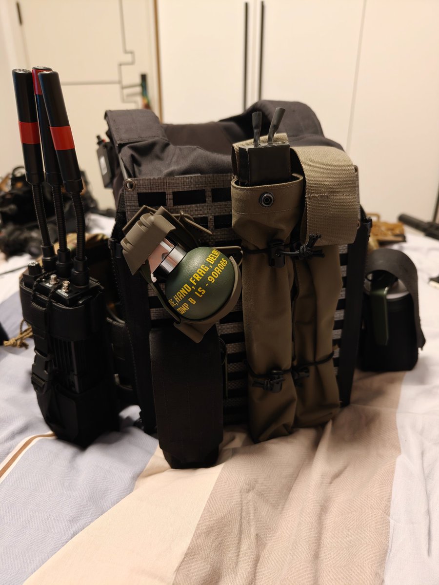 Panzer_Jessica's tweet photo. 模型上面是P3右边的那种织带，但是还原外观的快拔是这种四条的，装上去比模型更斜，真操蛋
P3这俩背面还不能互换😭
#EscapeFromTarkov https://t.co/UJnl22ZTpQ