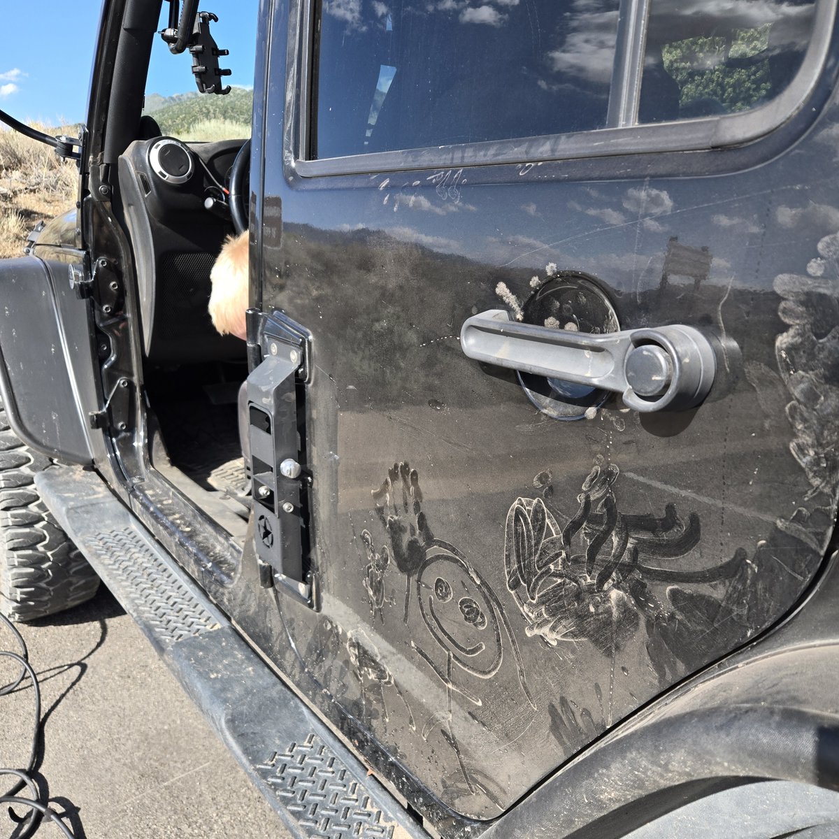 XCountryLiving's tweet photo. Inside the cab of the JKU overlooking the sand fields. π Secure electronic dash mounts and heavy-duty tool storage bags make long trail days effortless. π±
Interior Build Sheet: https://t.co/Mpr1s2Z9hk
#JeepWrangler #Cockpit #DriverPOV #Overlanding https://t.co/0a8VOnSeBP