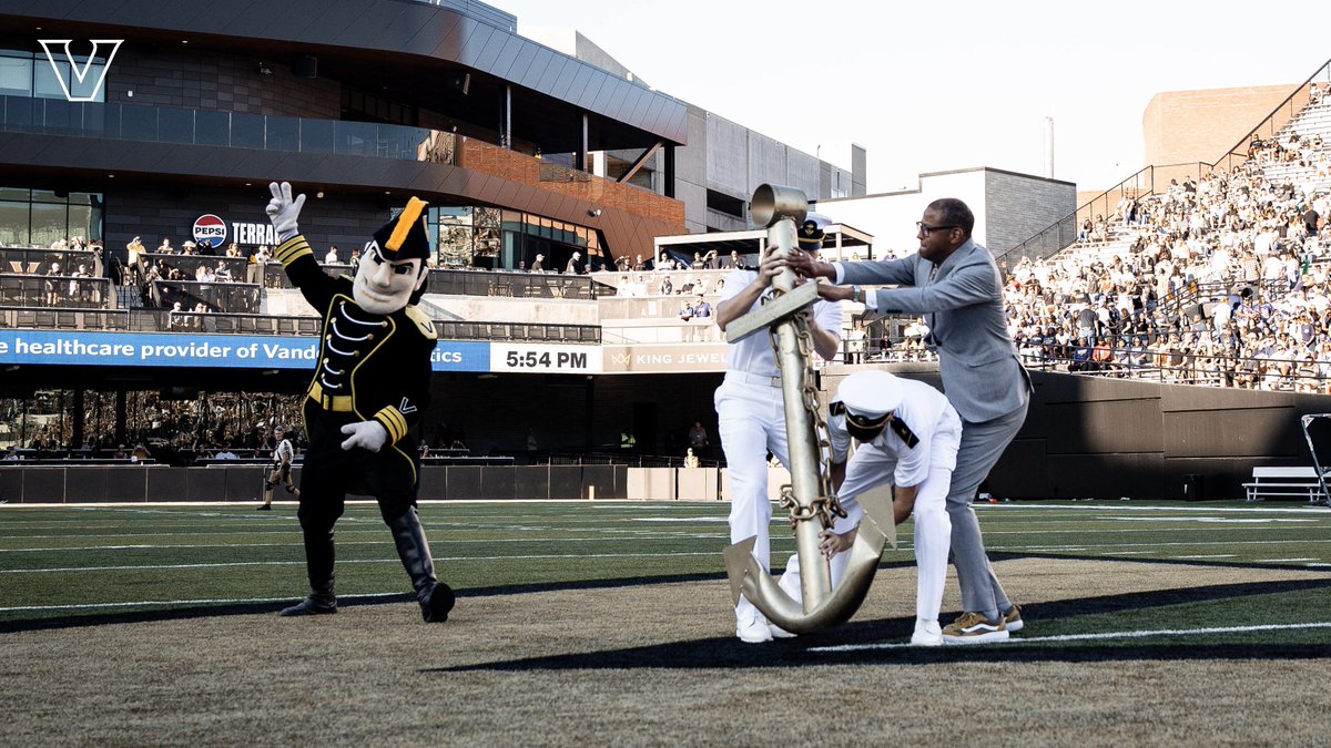 VandyFootball's tweet photo. Anchor Drop ⚓️
Turnover Guitar 🎸

It’s in the game 🎮
#CFB27 | @EASPORTSCollege https://t.co/RkP3XBBIgV