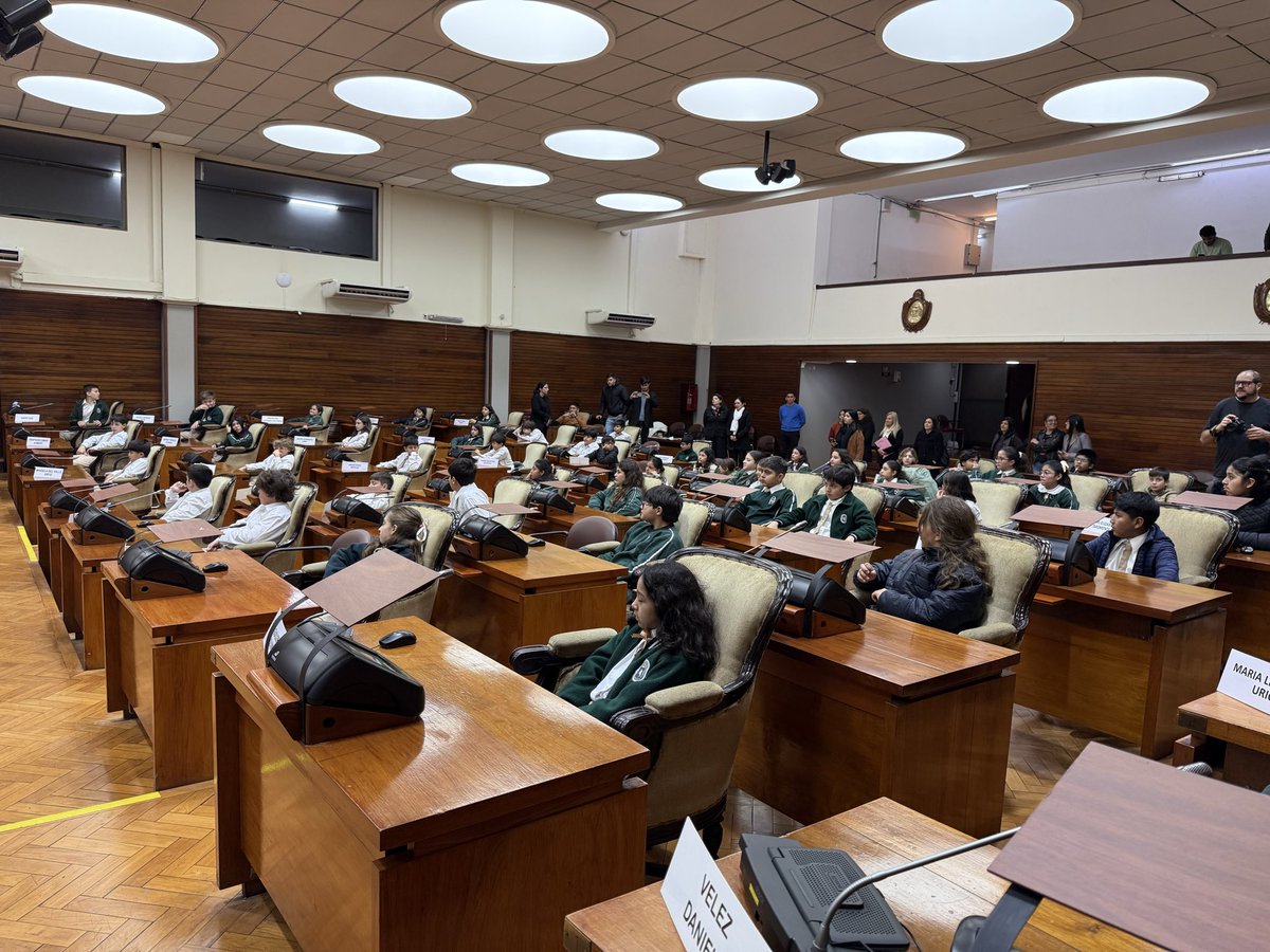 mariauriondo's tweet photo. Recibimos en la @legis a más de 60 chicos de sexto grado del colegio José Hernández en el marco de su recorrido de edificios e instituciones del casco histórico de Capital 🏛️
Los chicos conocieron el recinto y se sacaron todas las dudas sobre la historia, funcionamiento y trabajo https://t.co/zoml7mPtLJ