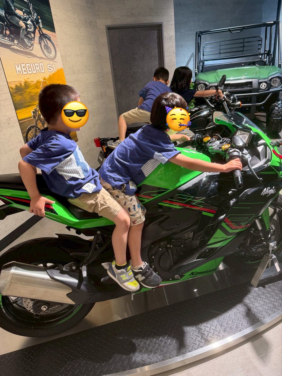 mt32r25's tweet photo. この前　坊ちゃんの誕生日でした🎂
カワサキワールド行ったり何やかんやしました🏍️🗼
ジェットスキー乗ってる風　体験が
お気に入りやったみたいで
何回も並んで乗ってやった🤭笑
お嬢は動かんバイクに何回も乗って
嬉しそうにしてましたww
いや、家のバイクでええがなww https://t.co/D3iPGjt593