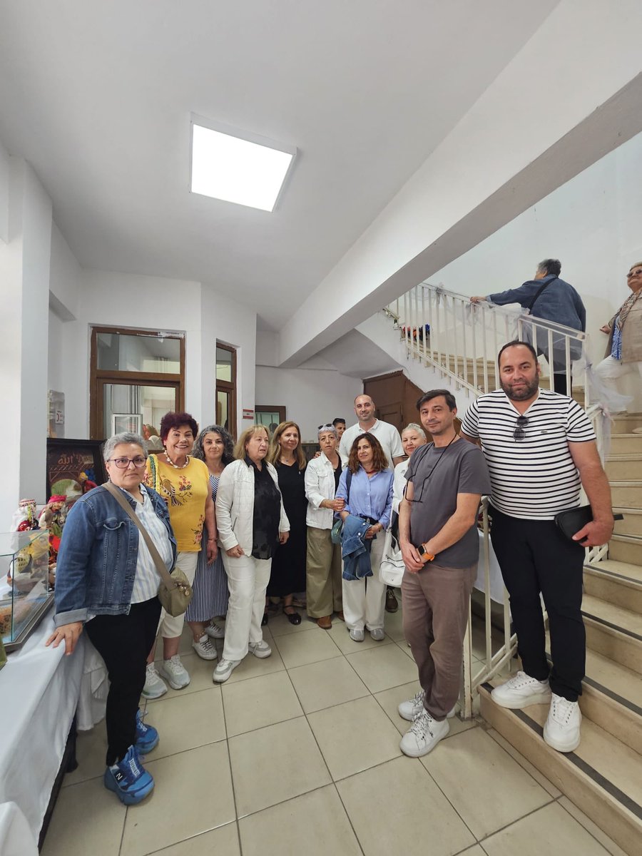SinopMBilgi's tweet photo. Merkez İlçe Başkanımız Samet Bayrak, Merkez İlçe Kadın Kolları Başkanımız Filiz Gökçe ve yöneticilerimizle birlikte Buzhane Parkı’nda kurulan stantları ziyaret ettik. Ardından, Hayat Boyu Öğrenme Haftası kapsamında Şehit Şakir Elkovan Halk Eğitimi Merkezi’nde sergilenen birbirinden değerli çalışmaları inceleyerek kursiyerlerimiz ve eğitmenlerimizle bir araya geldik. Emek, üretim ve eğitimin buluştuğu bu güzel etkinlikte yer almaktan mutluluk duyduk. Emeği geçen herkesi gönülden tebrik ediyor, başarılarının devamını diliyoruz.

@Samet_Bayrakkk