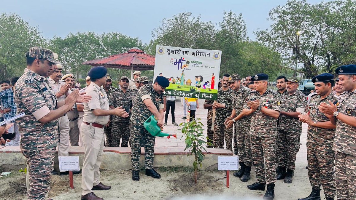 31Crpf's tweet photo. World Environment Day @crpfindia @DCPEastDelhi 

🌱 On #WorldEnvironmentDay, 31 Bn conducted a plantation drive at DDA Park, Ghazipur, East Delhi, promoting environmental awareness and community participation along with Delhi Police and Locals . https://t.co/eXBcO0vXxj
