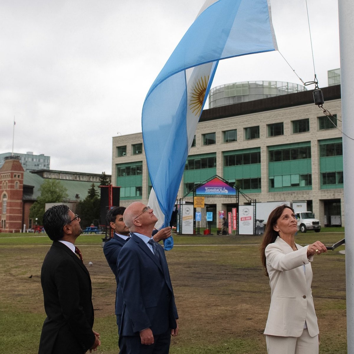 ArginCanada's tweet photo. ¡Orgullo argentino en Canadá! Conmemoramos la Revolución de Mayo de 1810, inicio del camino hacia nuestra independencia con la ceremonia de izamiento del pabellón nacional en @ottawacity, junto a @LeiperOttawa, @YasirNaqviCDN y la comunidad 🇦🇷en Ottawa-Gatineau. Viva la Patria! https://t.co/3kErsBQLDt