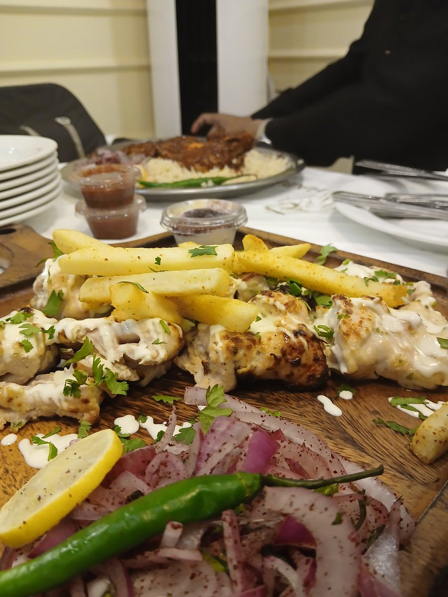 methlamine's tweet photo. Hungry habibi.
So damn delicious chicken madbee. https://t.co/YK8X9XmyfU
