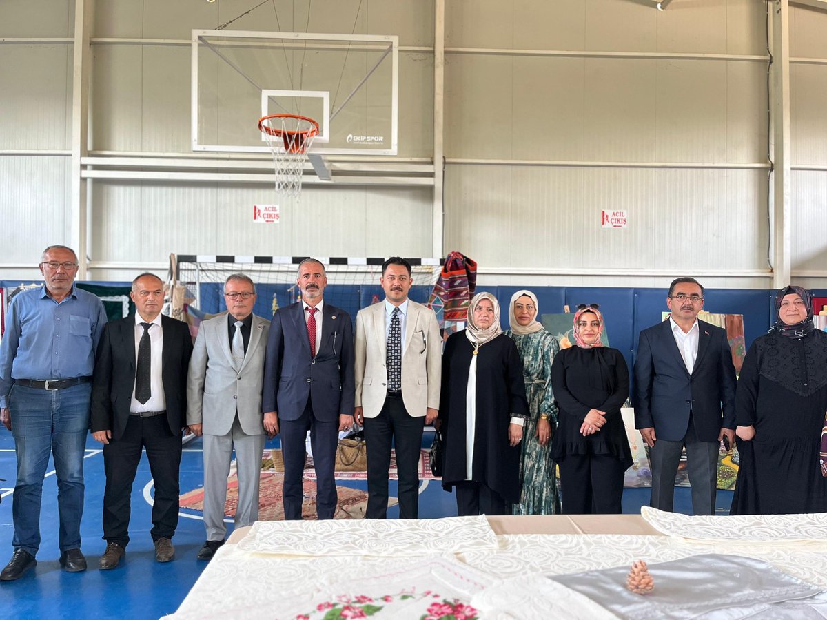 DeliceKaymakaml's tweet photo. Kaymakamımız Tugay CİNGİRT, Çerikli Belediye Başkanı Erkan ÇAĞLAR ile birlikte Çerikli Beldesinde düzenlenen Hayat Boyu Öğrenme Sergisi'ne katıldı. https://t.co/L0Yy8nBcom