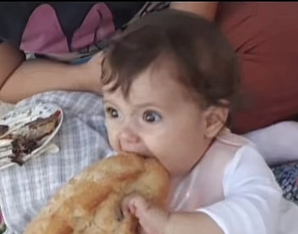 sapphicsathome's tweet photo. “Fina que he llamado a una casita en las afueras de Toledo y—“
Fina con el croissant: https://t.co/GWMJ4vNhEG