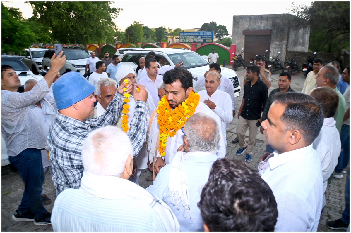 DevenderKadyan_'s tweet photo. गांव भिगान में खेत-खलिहान योजना के तहत करीब ₹16.34 लाख की लागत से दो संपर्क मार्गों का शिलान्यास किया। इन रास्तों के निर्माण से किसानों को अपने खेतों तक पहुंचने और फसल के आवागमन में बड़ी सुविधा मिलेगी।
मेरी प्रतिबद्धता है कि क्षेत्र के हर खेत तक बेहतर सड़क और हर गांव तक विकास पहुंचे। किसानों और ग्रामीणों की समस्याओं का समाधान मेरी प्राथमिकता है, और जनहित के हर कार्य को पूरी पारदर्शिता एवं गुणवत्ता के साथ पूरा किया जाएगा। आपका विश्वास ही मेरी सबसे बड़ी ताकत है।