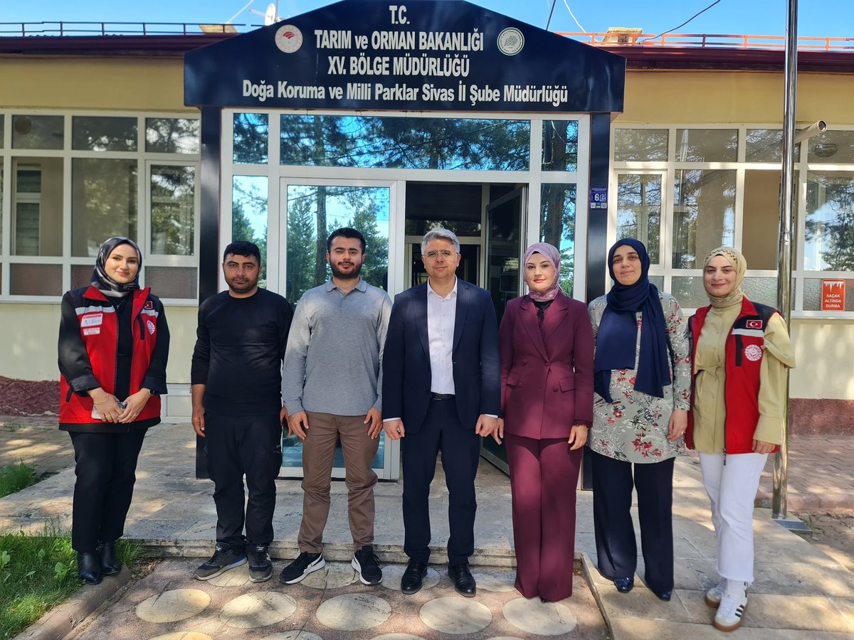 sivasavsh's tweet photo. "Kahramanlarla Omuz Omuza 🇹🇷" projesi kapsamında;

Vali Yardımcımız İhsan Maskar beraberinde İl Müdürümüz Özgür Kırmızıtaş, Şube Müdürümüz Fadime Meti ve şehit yakınları ve gazi hizmetleri birimi personeli ile birlikte, 

📍Sivas Valiliğinde görev yapan;

📌Gazimiz Bahattin Şahin’i,
📌Şehidimiz Ali Kıraç’ın kardeşi Resul Kıraç’ı,
📌Şehidimiz Cafer Öztürk’ün oğlu Fatih Öztürk’ü,  
📌Şehidimiz Fevzi Delibaş’ın kızı Meliha Delibaş’ı,
📌Şehidimiz Erdal Çetin’in kardeşi Erkan Çetin’i,

📍Ziyabey Kütüphanesinde görev yapan;

📌Gazimiz Barış Gündaş’ın eşi Pınar Gündaş’ı, 

📍Doğa Koruma ve Milli Parklar Müdürlüğünde görev yapan; 

📌Şehidimiz Uğur Pehlivan’ın eşi Cansu Pehlivan’ı
📌Şehidimiz Ramazan Nayir’in kardeşi Mustafa Nayir’i ziyaret etti.

Şehitlerimizin aziz hatıralarını yaşatmak, emanetleri olan kıymetli ailelerimiz ile vatan uğruna fedakârlık gösteren gazilerimizin yanında olmaya devam ediyoruz.