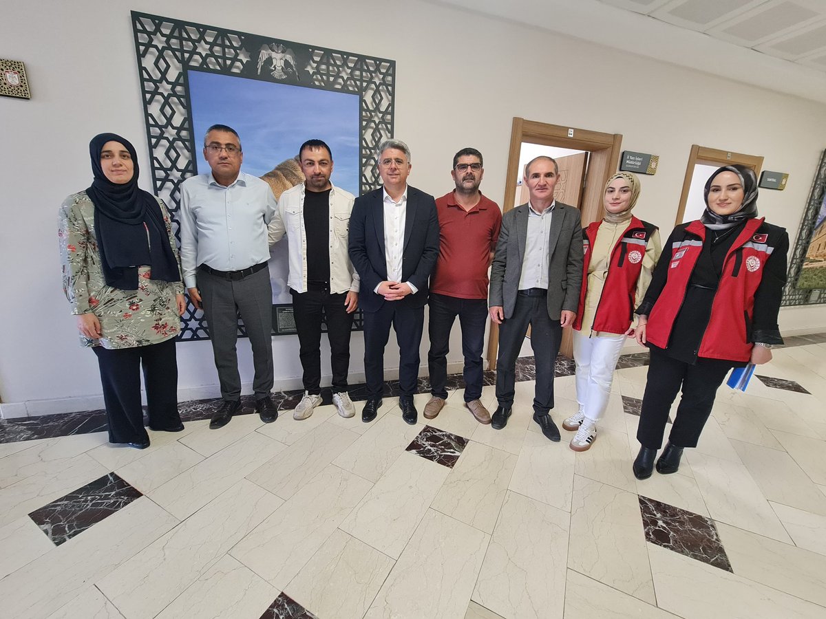 sivasavsh's tweet photo. "Kahramanlarla Omuz Omuza 🇹🇷" projesi kapsamında;

Vali Yardımcımız İhsan Maskar beraberinde İl Müdürümüz Özgür Kırmızıtaş, Şube Müdürümüz Fadime Meti ve şehit yakınları ve gazi hizmetleri birimi personeli ile birlikte, 

📍Sivas Valiliğinde görev yapan;

📌Gazimiz Bahattin Şahin’i,
📌Şehidimiz Ali Kıraç’ın kardeşi Resul Kıraç’ı,
📌Şehidimiz Cafer Öztürk’ün oğlu Fatih Öztürk’ü,  
📌Şehidimiz Fevzi Delibaş’ın kızı Meliha Delibaş’ı,
📌Şehidimiz Erdal Çetin’in kardeşi Erkan Çetin’i,

📍Ziyabey Kütüphanesinde görev yapan;

📌Gazimiz Barış Gündaş’ın eşi Pınar Gündaş’ı, 

📍Doğa Koruma ve Milli Parklar Müdürlüğünde görev yapan; 

📌Şehidimiz Uğur Pehlivan’ın eşi Cansu Pehlivan’ı
📌Şehidimiz Ramazan Nayir’in kardeşi Mustafa Nayir’i ziyaret etti.

Şehitlerimizin aziz hatıralarını yaşatmak, emanetleri olan kıymetli ailelerimiz ile vatan uğruna fedakârlık gösteren gazilerimizin yanında olmaya devam ediyoruz.