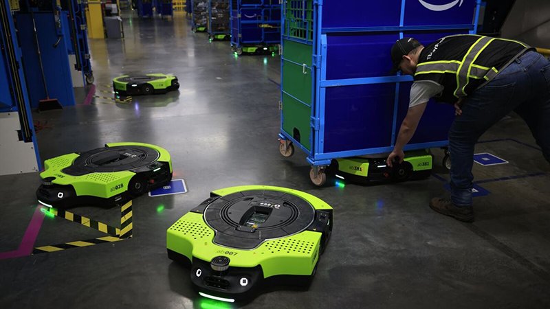 CWVen's tweet photo. Amazon presenta nueva generación de Proteus, el robot autónomo capaz de interactuar con los empleados https://t.co/dAVnNjCHQf vía @CambioDigitalOL https://t.co/u2VdWI4tsR