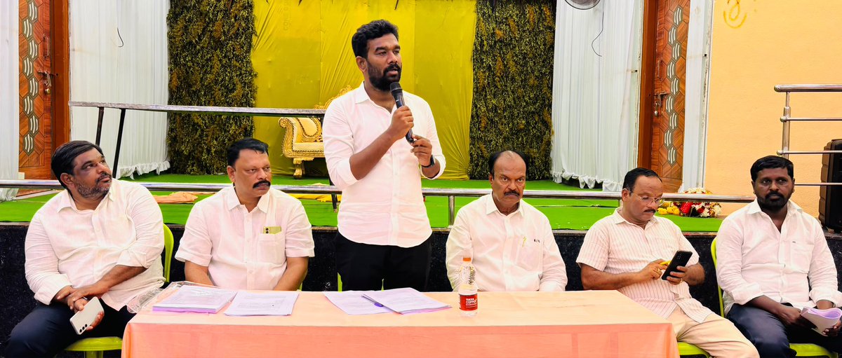 IParitalaSriram's tweet photo. ఈరోజు బత్తలపల్లి మండల కేంద్రంలోని బీకే ఫంక్షన్ హాల్‌లో బత్తలపల్లి,తాడిమర్రి మండల కన్వీనర్,క్లస్టర్ ఇంచార్జ, యూనిట్ ఇంచార్జిలు, BLA, మండల టీడీపీ నాయ‌కుల‌తో క‌లిసి నిర్వ‌హించిన స‌మావేశంలో పాల్గొన‌డం జ‌రిగింది. ఈ సంద‌ర్భంగా ఎస్ఐఆర్‌పై చ‌ర్చించ‌డం జ‌రిగింది. ఎస్ఐఆర్‌ని ఈ నెల‌15వ తేదీ నుంచి నిర్వ‌హించ‌నున్న త‌రుణంలో ప్రతి ఒక్కరూ అప్రమత్తంగా ఉండాలని సూచించాను. జులై 15 నుంచి ఆగస్టు నెలాఖరు వరకు ఇంటింటి ప్రచారం చేపట్టాల్సి ఉంటుందని, దీని పట్ల నిర్లక్ష్యంగా ఉంటే మనకు సంబంధించిన ఓట్లు పోయే ప్రమాదం ఉంటుంది కాబట్టి ప్ర‌తీ ఒక్క‌రూ జాగ్ర‌త్త‌గా ఉండాల‌ని ఈ సంద‌ర్భంగా తెలిపాను.

#ParitalaSreeram
#Teamparitala