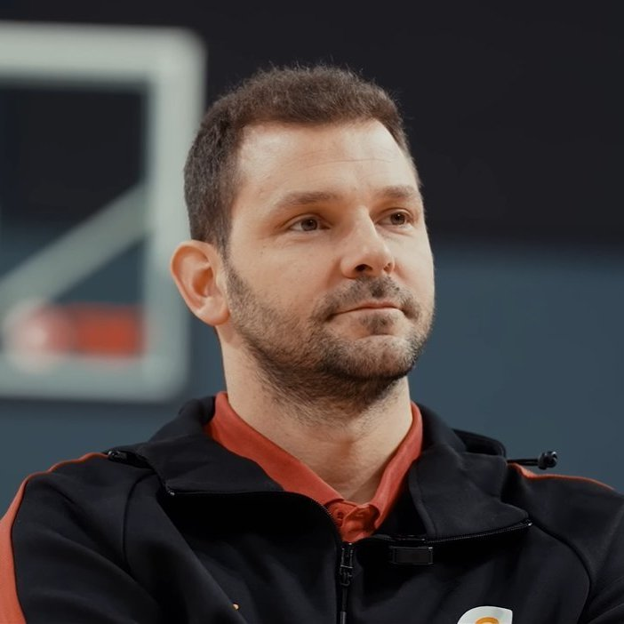 EskiAcikOnline's tweet photo. 🚨 Galatasaray MCT Technic'te Vladimir Micov dönemi sona erdi! 

🔸 Galatasaray'da sezon ortasında sportif direktörlük görevine getirilen Vladimir Micov'la yollar ayrıldı. 

🔸 İdari yapıya ekleme yapmak için çalışmalarına hızla başlayan Galatasaray'da genel menajerlik görevine Özgün Önver'in getirilmesi bekleniyor.

🔗 @canbedell