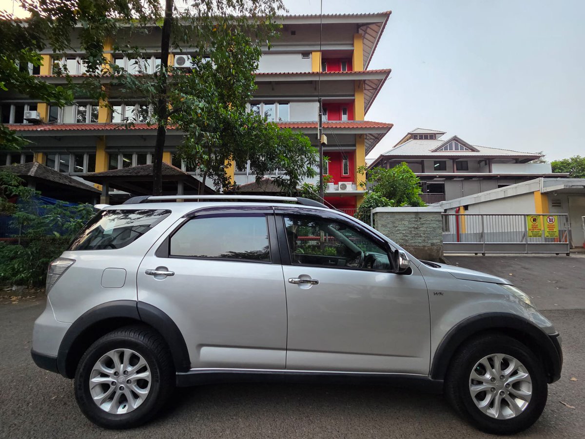 sl4mpoerna's tweet photo. ( FOR SALE ) JUAL MOBIL 
- Merk : Daihatsu
- Tipe : Terios TX Adventure
- Tahun pemakaian : 2015
- Transmisi : Manual
- Warna : Silver Metalik
- Kilometer 125rb 
#wts #wtb #zonauang #zonajajan #zonabu #mobilmurah #terios #daihatsu https://t.co/ba9pLFwzYj