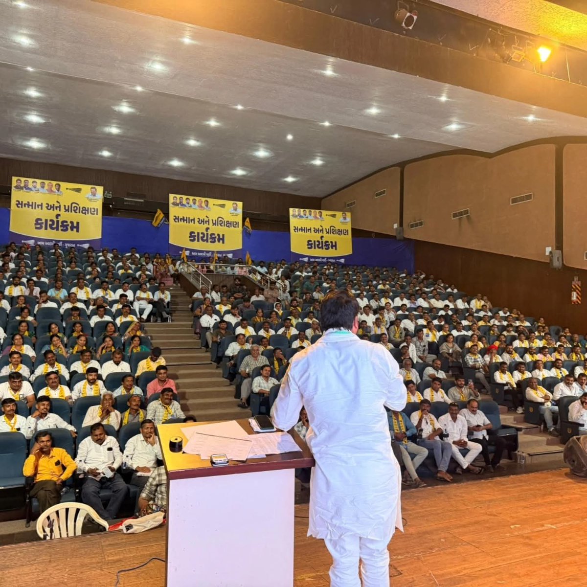 Chaitar_Vasava's tweet photo. આમ આદમી પાર્ટી તરફથી સ્થાનિક સ્વરાજ્યની ચૂંટણીમાં જીતેલા ઉમેદવારો માટે આજે અમદાવાદ ખાતે AAP ગુજરાત પ્રદેશ અધ્યક્ષ શ્રી @isudan_gadhvi, સાથી ધારાસભ્યશ્રી  @Gopal_Italia, શ્રી @KhavaHemat, પ્રદેશ સંગઠન મહામંત્રી શ્રી @manoj_sorathiya, AAP ગુજરાત પ્રદેશ મહિલા અધ્યક્ષ બેનશ્રી @Payalpatelaap તથા પ્રદેશ ઉપાધ્યક્ષ બેનશ્રી @GauriDesaiAAP સહિત સમગ્ર પ્રદેશ નેતૃત્વની ઉપસ્થિતિમાં સન્માન અને પ્રશિક્ષણ કાર્યક્રમ યોજાયો.
આ કાર્યક્રમમાં @AAPGujarat ના વિજેતા ઉમેદવારોનું સન્માન કરવામાં આવ્યું અને જનતાના કામો કરવા માટે AAP ના પ્રદેશ નેતૃત્વ દ્વારા માર્ગદર્શન આપવામાં આવ્યું.