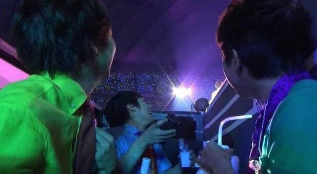 daisukininochan's tweet photo. ライブ中のディスコスター様に差し入れを試みる人たち
#私の好きな嵐 https://t.co/g0z8Oj97DW