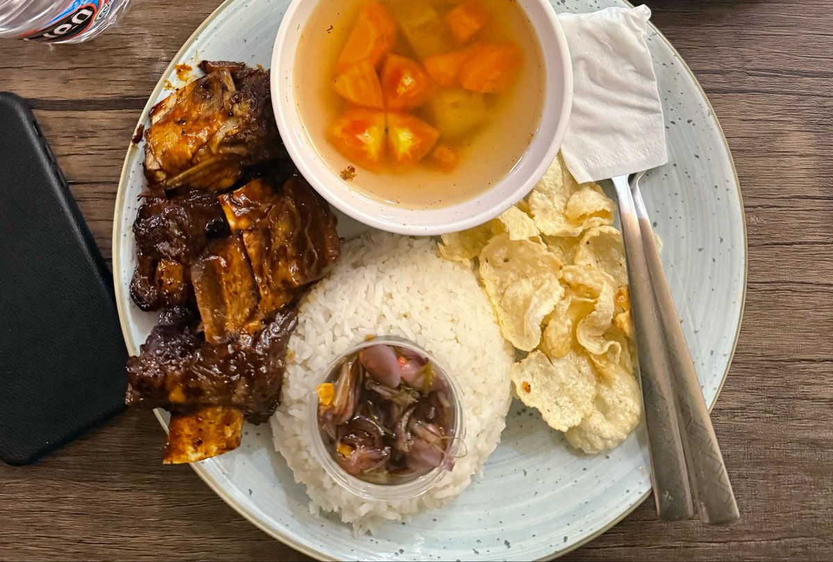 sfny_'s tweet photo. kalo kata gua mah yang jualan lg sedekah anjir, iga bakar segini 55k🥹 https://t.co/hUowjUoYZ4