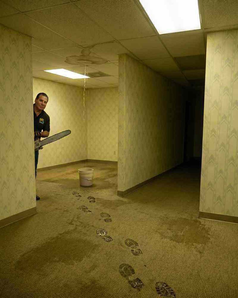 GetFlexSeal's tweet photo. If you're reading this, you noclipped too. Follow the lights. Avoid the dark hallway. And whatever you hear behind you... do not turn around. 🔦 https://t.co/gfMGo8A6dL