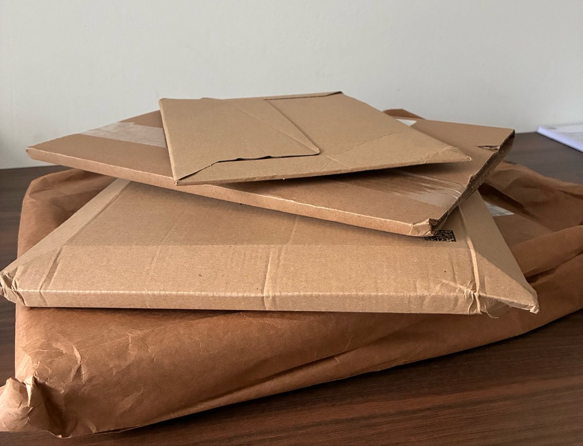 OopsHi_27's tweet photo. Niall mail day! Still a few orders missing. 🙃 #DinnerParty https://t.co/FbgmxFfKYN